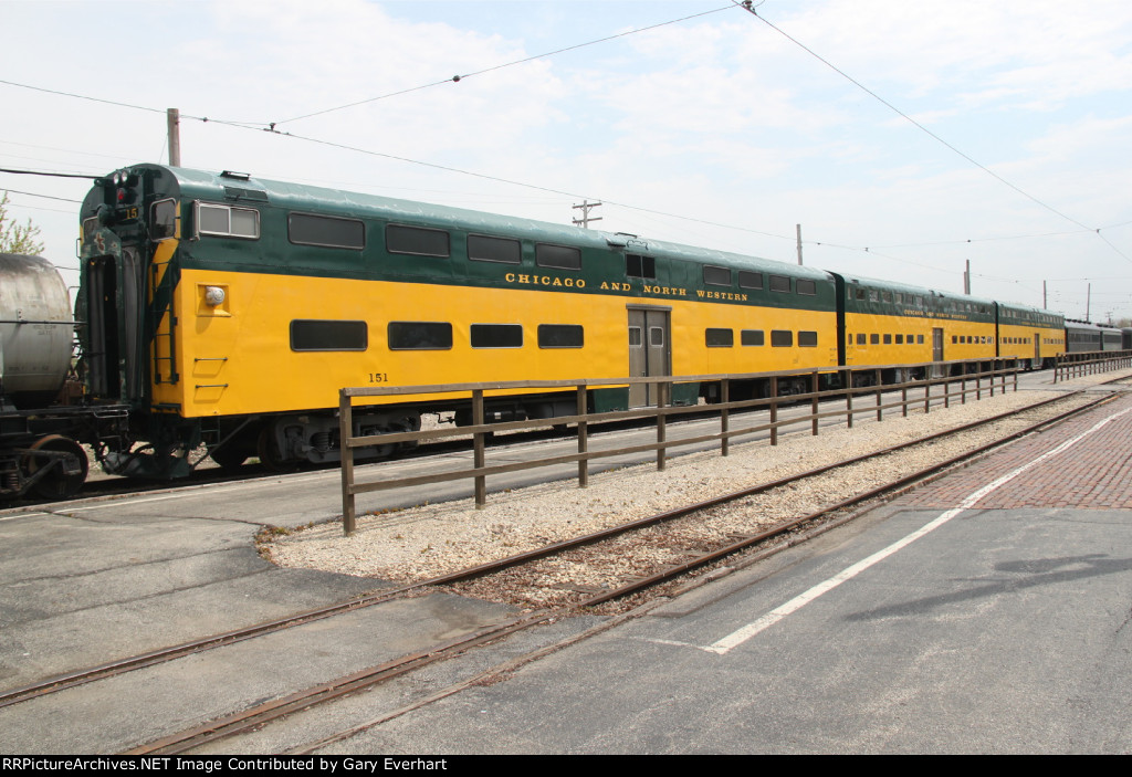 1CNW-Line-of-bilevel-coach-cars-a